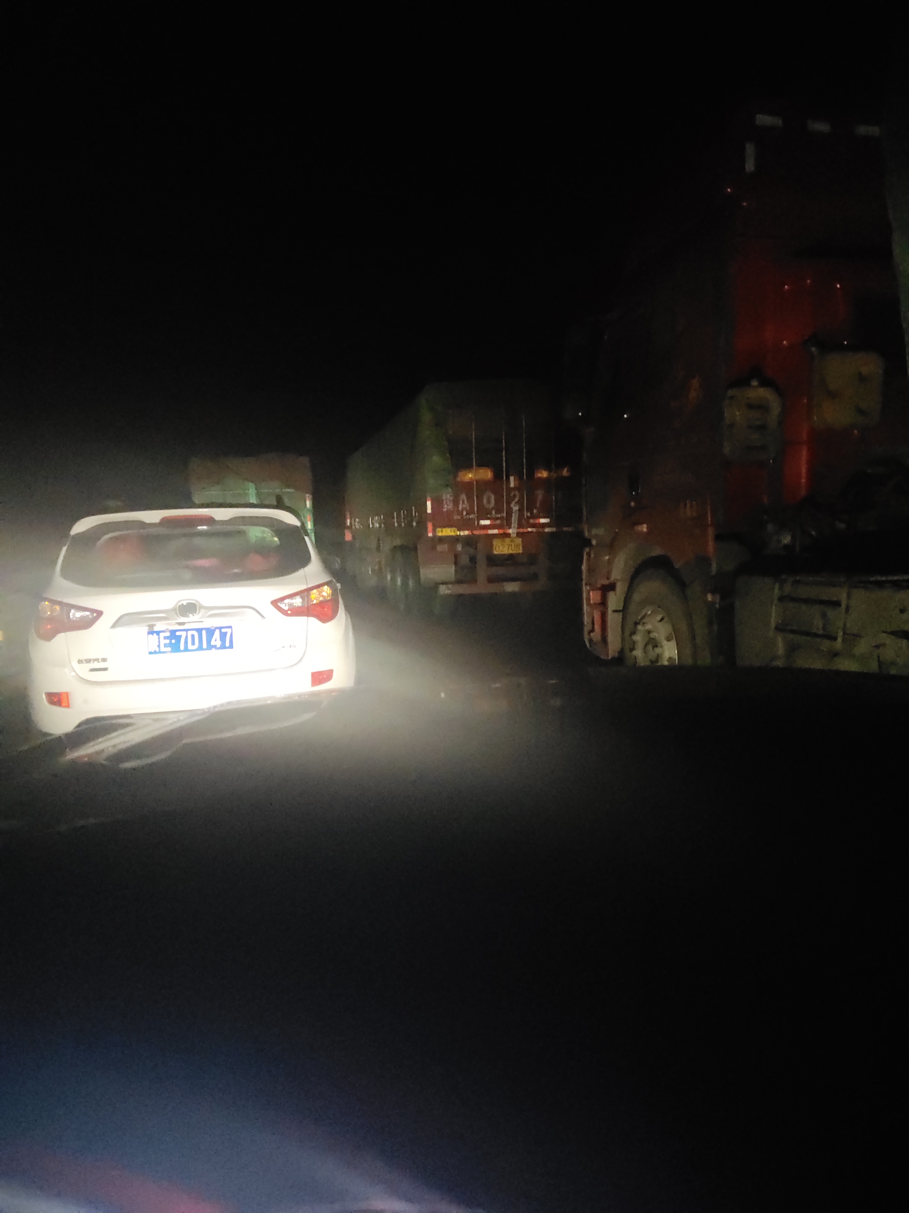 青银高速路况实时查询:堵车缓行,整整堵了一晚上了
