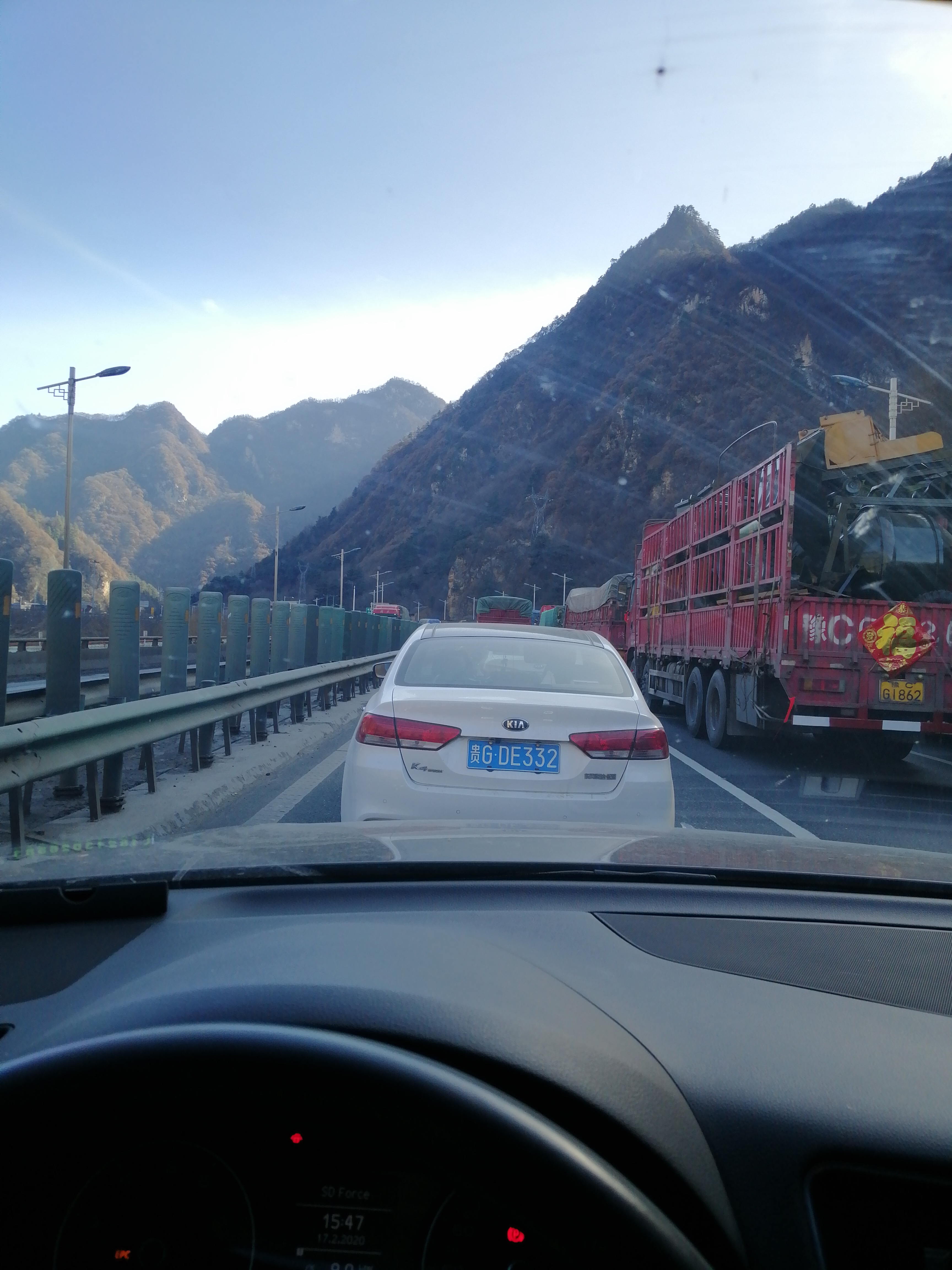 京昆高速路况实时查询:堵车缓行,秦岭段不知什么原因堵了,堵了1个小时