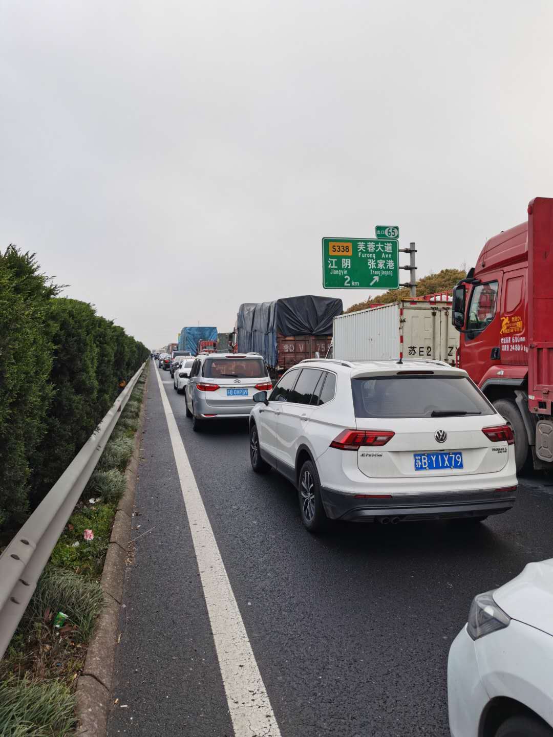 京沪高速路况实时查询:堵车缓行,京沪高速快到江阴大桥2公里处,堵车1.