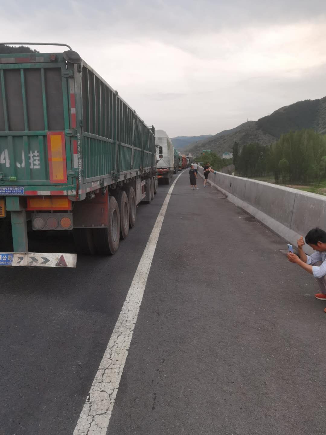 东吕高速路况实时查询:堵车缓行,宝塔山隧道,沃日,4个