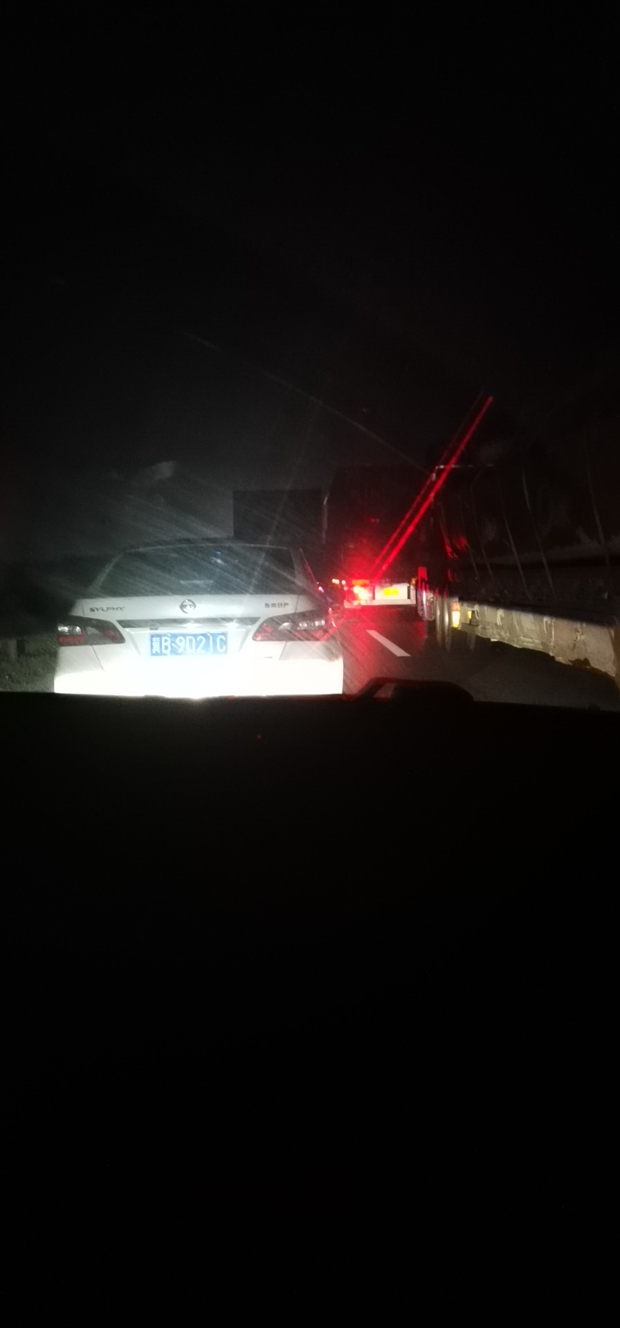 京哈高速路况实时查询:堵车缓行,京哈高速出京距离塔山服务区7公里处