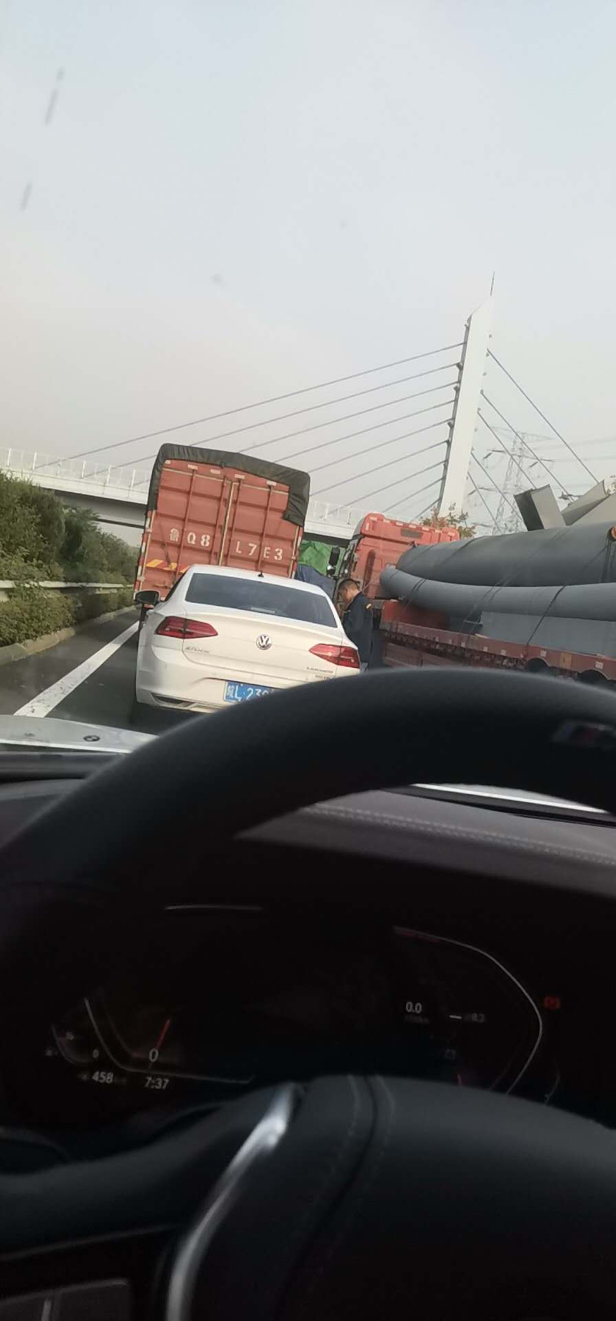 新扬高速路况实时查询堵车缓行一动不动两小时了