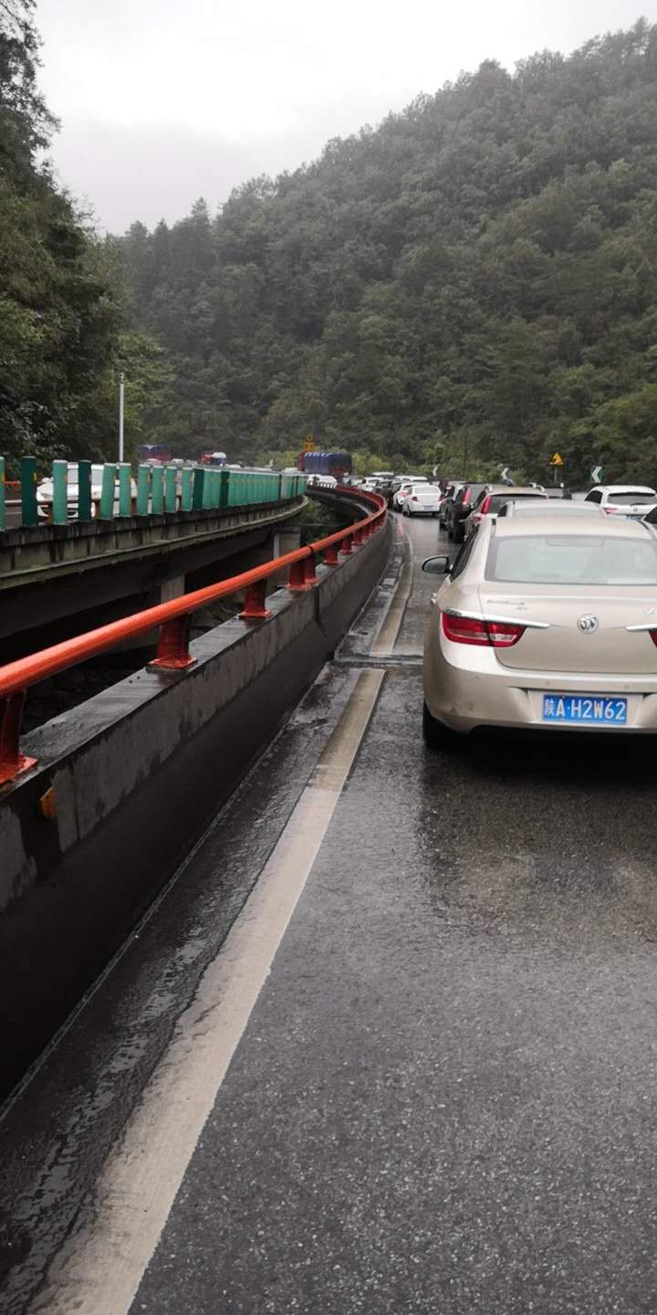 成都高速路况实时查询:堵车缓行,陕西宁陕县可能发生事故了,已经堵车