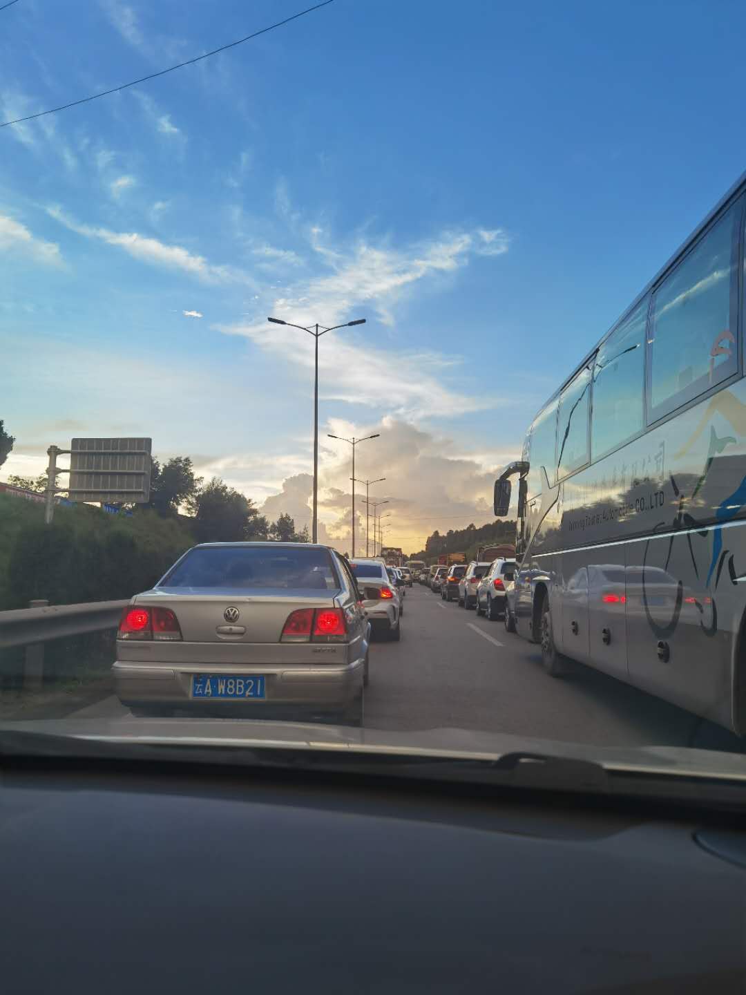 杭瑞高速路况实时查询:堵车缓行,从昆明去大理,高速封路,走320国道.