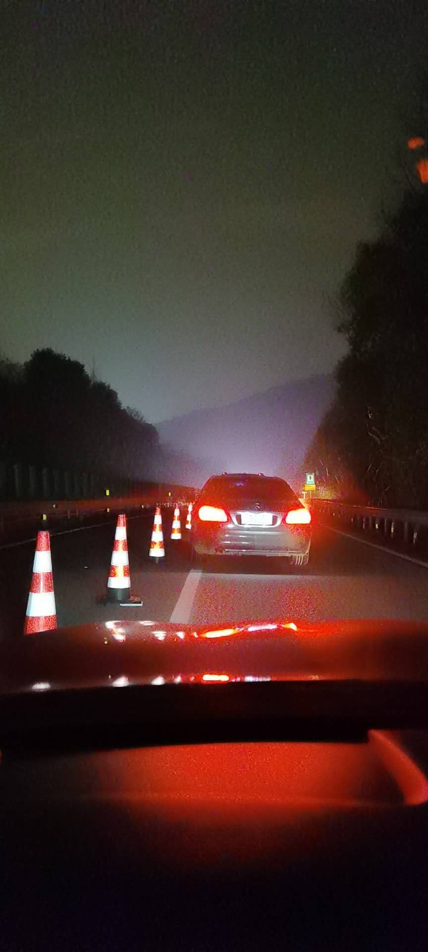 高速有堵车缓行,当时车辆位置在四川省成都市青羊区王家塘街84号(104