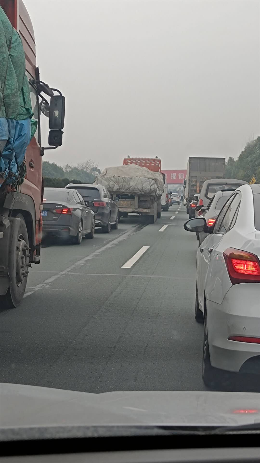 高速路况实时查询:堵车缓行,沪蓉高速全面堵死