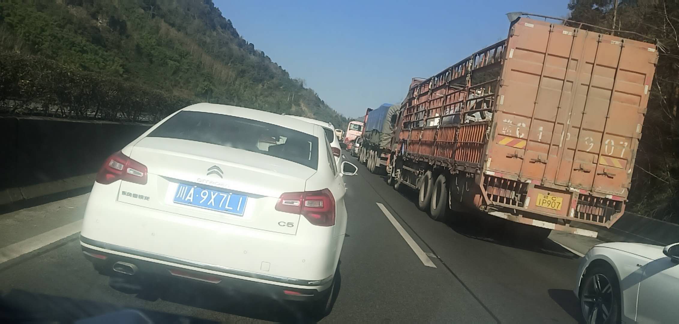 高速路况实时查询:堵车缓行,京昆高速,萦经至雅安段
