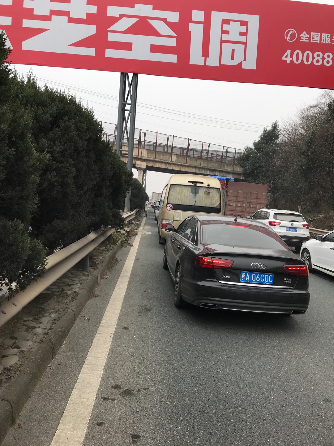 高速路况实时查询:堵车缓行,沪渝高速933350位置,堵了半小.